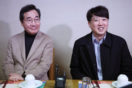 이낙연·이준석 개혁신당 공동대표가 11일 오후 서울 종로구의 한 식당에서 열린 ‘제1차 개혁신당 임시 지도부 회의’에서 만나 나란히 앉아 있다. 뉴스1