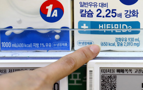 서울에 위치한 한 마트에 같은 크기로 진열된 우유의 용량이 각각 1000mL, 930mL로 표시돼 있다. 2023.8.7/뉴스1