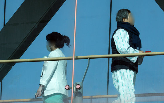 12일 서울의 한 대형 종합병원에서 의료진이 환자 옆을 지나고 있다. 2024.2.12/뉴스1 ⓒ News1