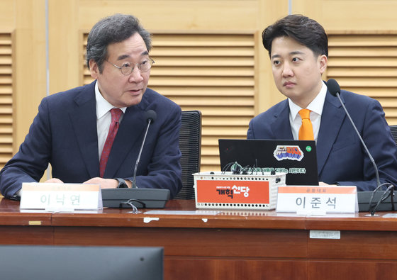 이낙연·이준석 개혁신당 공동대표가 13일 서울 여의도 국회 의원회관에서 열린 개혁신당 최고위원회의에서 대화를 하고 있다. 2024.2.13/뉴스1