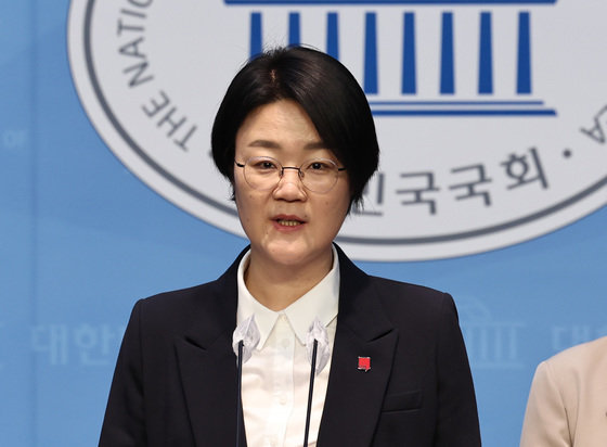 윤희숙 진보당 상임대표가 13일 오후 서울 여의도 국회 소통관에서 민주개혁진보 연합 참여 관련 입장발표를 하고 있다. 2024.2.13/뉴스1 ⓒ News1