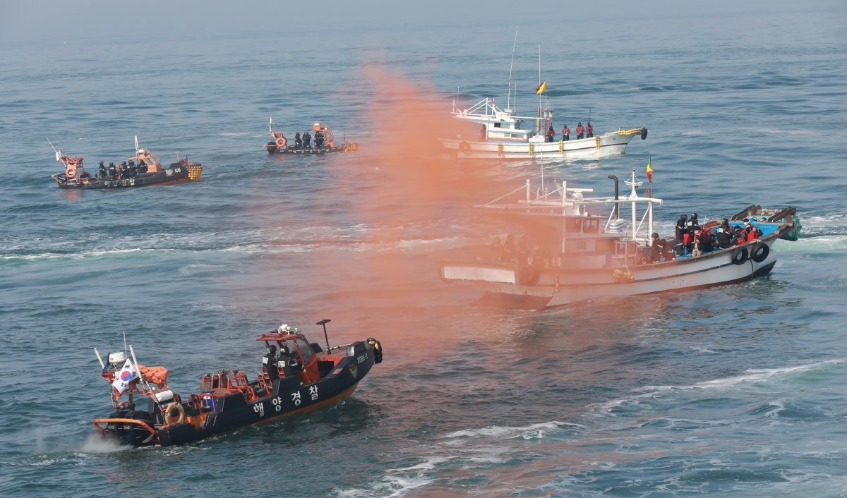 지난해 5월 해양경찰이 인천 옹진군 대청도 일대에서 불법 조업하는 중국 어선을 단속하기 위한 훈련을 하고 있다. 해양경찰청 제공