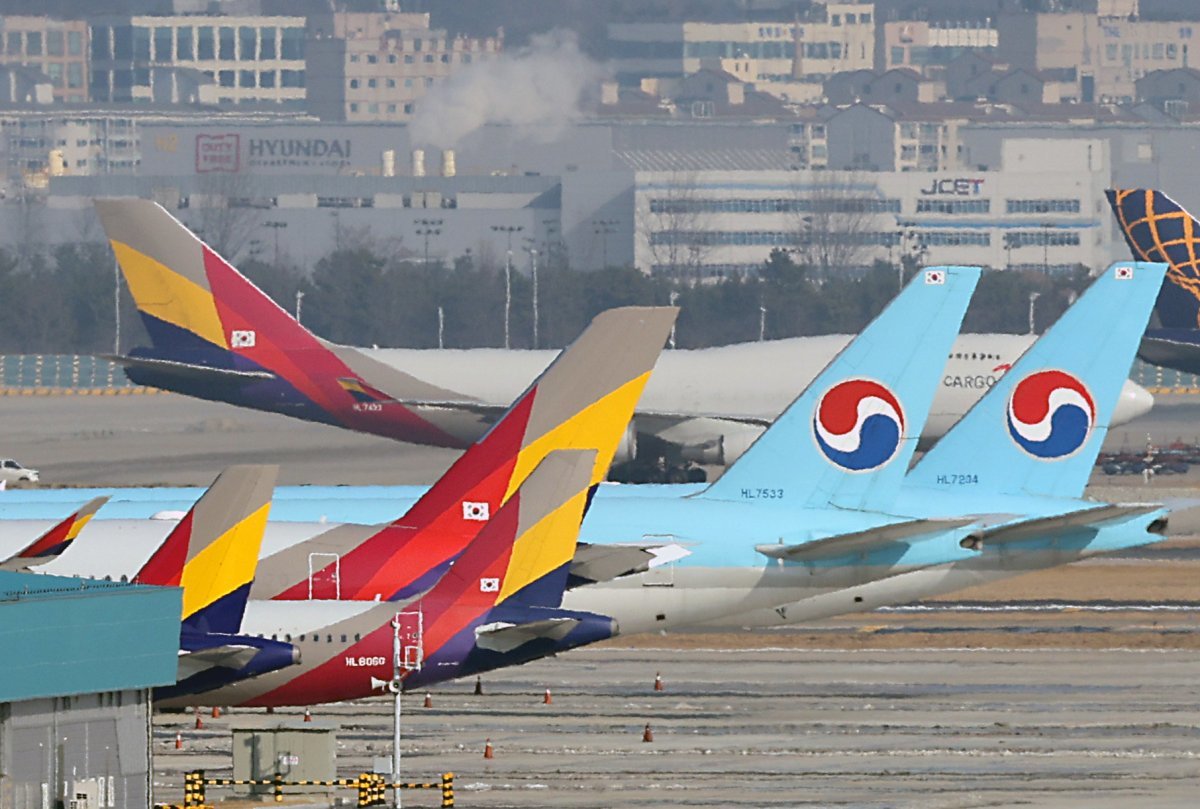 인천국제공항 계류장에 대한항공과 아시아나항공의 항공기가 지나고 있다. 2023.12.26 뉴스1