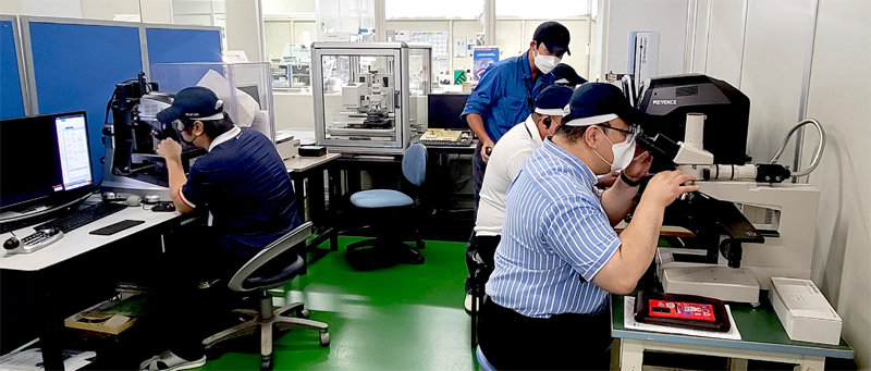 영진전문대 전문기술 석사 과정인 정밀기계공학 1기생들이 2022년 일본 도쿄에 있는 한 회사에서 선진 기술인 금속 표면 처리 후 검사 연수를 받고 있다. 영진전문대 제공