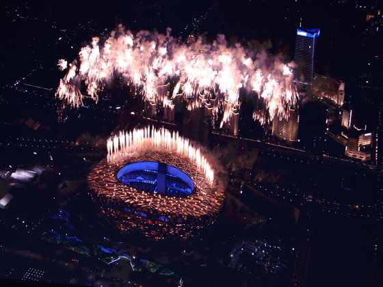 2022년 2월 4일 중국 베이징 국립 경기장에서 열린 2022 베이징 동계올림픽 개막식에서 폭죽이 밤하늘을 수놓고 있다. ⓒ News1