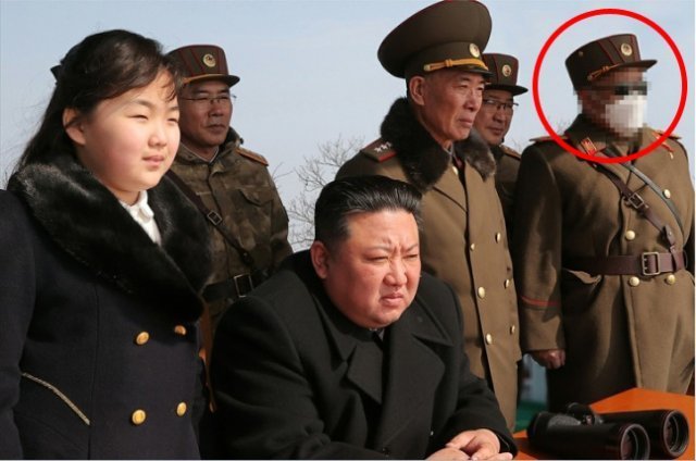 ▶2023년 3월 20일. 조선중앙TV·뉴시스. 북한이 3월 19일 진행한 ‘핵반격 가상 종합전술훈련’ 사진에서 김정은을 수행한 별 두 개의 간부 군인 한 명의 얼굴이 모자이크 처리되어 있다. 선글라스와 마스크까지 착용한 상태에 덧붙여 모자이크 처리까지 했다.