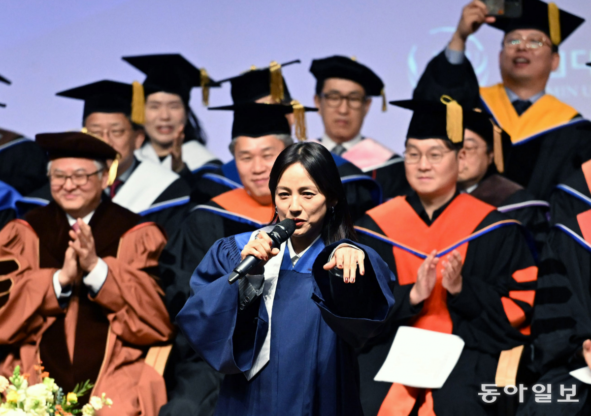 14일 서울 성북구 국민대학교에서 열린 ‘2023학년도 전기 학위수여식’에서 가수 이효리가 공연하고 있다. 2024.2.14. 〈사진공동취재단/박형기〉