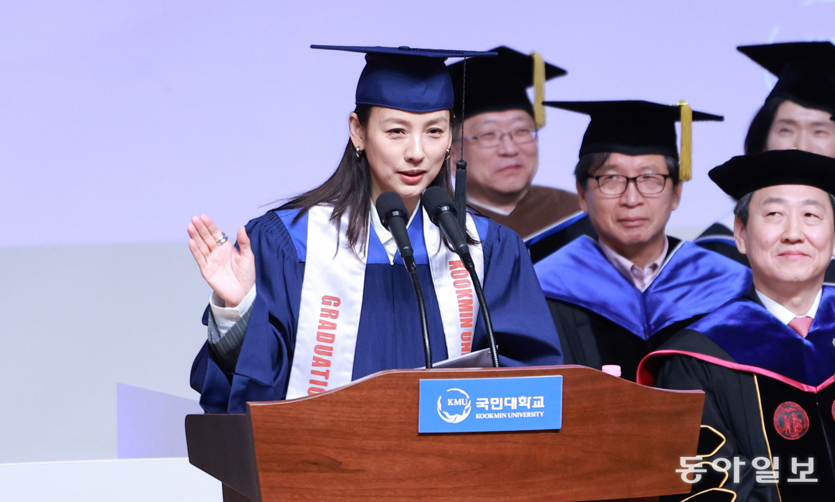 가수 이효리(공연예술학부 연극영화전공 98학번)가 14일 오전 서울 성북구 국민대학교 콘서트홀에서 열린 ‘2023학년도 전기 학위수여식’에서 축사하고 있다. 2024.02.14 〈사진공동취재단/박형기〉