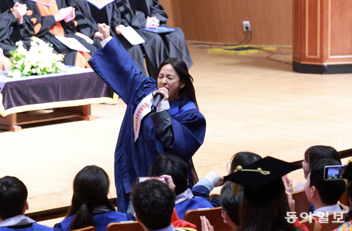 가수 이효리(공연예술학부 연극영화전공 98학번)가 14일 오전 서울 성북구 국민대학교 콘서트홀에서 열린 ‘2023학년도 전기 학위수여식’에서 축하공연을 하고 있다. 2024.02.14 〈사진공동취재단/박형기〉