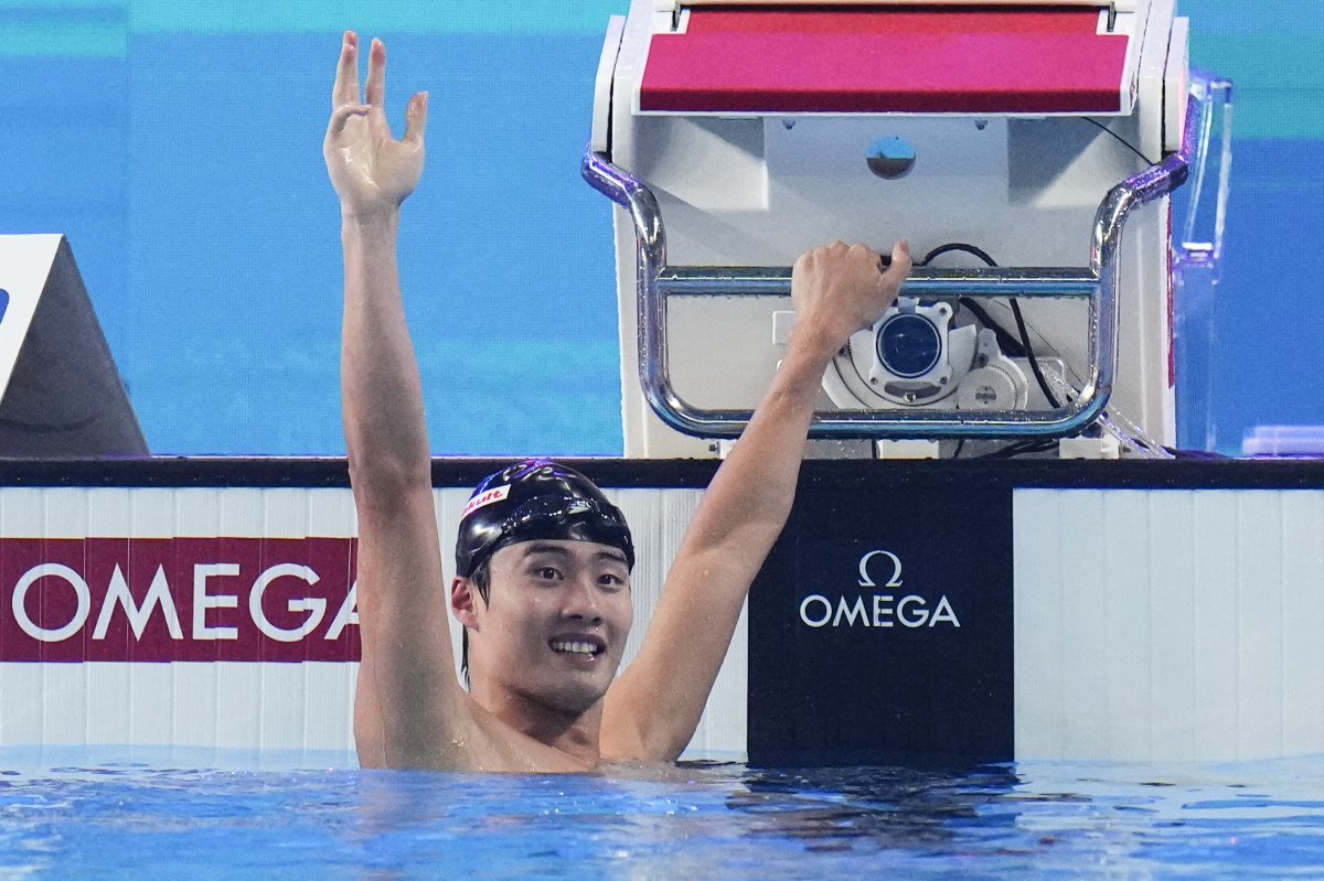 황선우가 14일 카타르 도하에서 열린 2024 세계수영선수권대회 경영 남자 자유형 200m 결선에서 레이스를 마치고 전광판의 기록과 순위를 확인한 뒤 손을 들고 기뻐하고 있다. 도하=AP 뉴시스
