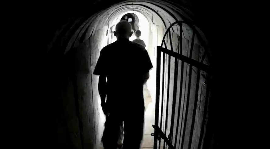 팔레스타인 무장단체 하마스의 ‘2인자’이자 군사 지도자인 야흐야 신와르로 추정되는 인물이 지난해 10월 10일 가자지구의 한 지하
 터널을 걷고 있는 모습. 이스라엘군은 중동전쟁 발발 3일 후인 이날 신와르가 이 터널을 통해 이동하는 모습을 포착했다며 13일 
공개했다. 사진 출처 이스라엘군 ‘X’(옛 트위터)