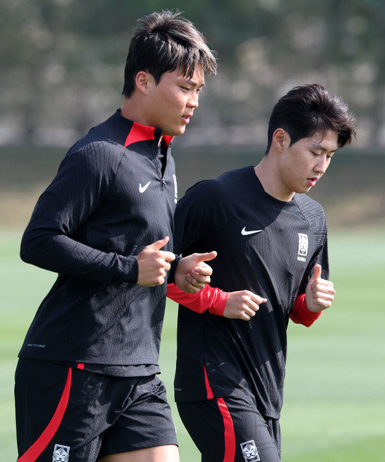 2023 아시아축구연맹(AFC) 카타르 아시안컵 출전 당시 오현규(왼쪽)와 이강인이 함께 훈련했던 모습. 뉴스1 DB