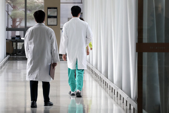 14일 서울의 한 대형 종합병원에서 의료진이 발걸음을 옮기고 있다. 2024.2.14. 뉴스1