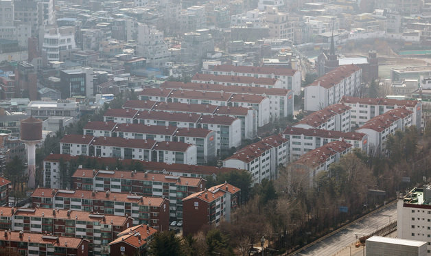 서울 용산구 남산타워에서 바라본 아파트 단지. 2024.2.13. 뉴스1