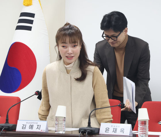 한동훈 국민의힘 비상대책위원장이 15일 서울 여의도 당사에서 열린 비상대책위원회의에 김예지 비대위원과 함께 참석 하고 있다. 2024.2.15. 뉴스1