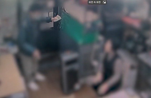 상습사기 혐의로 구속 송치된 50대(왼쪽)의 범행 장면이 담긴 CCTV 화면.(대전경찰청 유튜브 캡쳐)