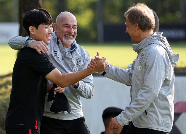 파올로 스트링가라 코치(가운데)와 위르겐 클린스만 감독. 뉴스1