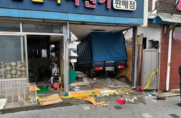 15일 오전 3시쯤 충북 청주시 흥덕구 옥산면 한 자전거 판매점에 음주운전 차량이 돌진했다.(독자 송영훈씨 제공).2024.02.15. 뉴스1