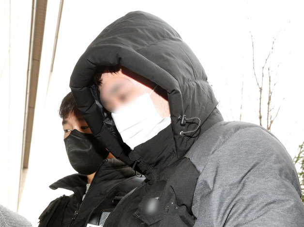 편의점 업주를 살해한 혐의로 체포된 30대 남성이 영장실질심사를 받기 위해 인천지법에 출석하고 있다. 뉴스1