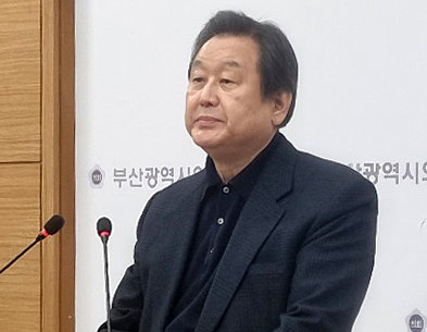 김무성 전 새누리당(국민의힘 전신) 대표가 15일 부산시의회 브리핑룸에서 기자회견을 열고 제22대 총선 국민의힘 부산 중·영도구 출마를 선언하고 있다. 2024.1.15/뉴스1