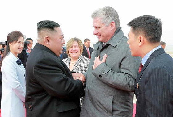 김정은 북한 국무위원장과 부인 리설주 여사가 지난 2018년 6일 평양 국제비행장에서 미겔 디아스카넬 쿠바 국가평의회 의장과 만나고 있다.  (노동신문) 2018.11.7/뉴스1