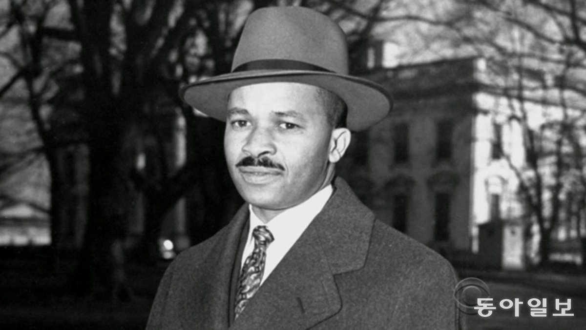 최초로 백악관에서 대통령 기자회견을 취재한 흑인 기자 해리 맥알핀. 위키피디아