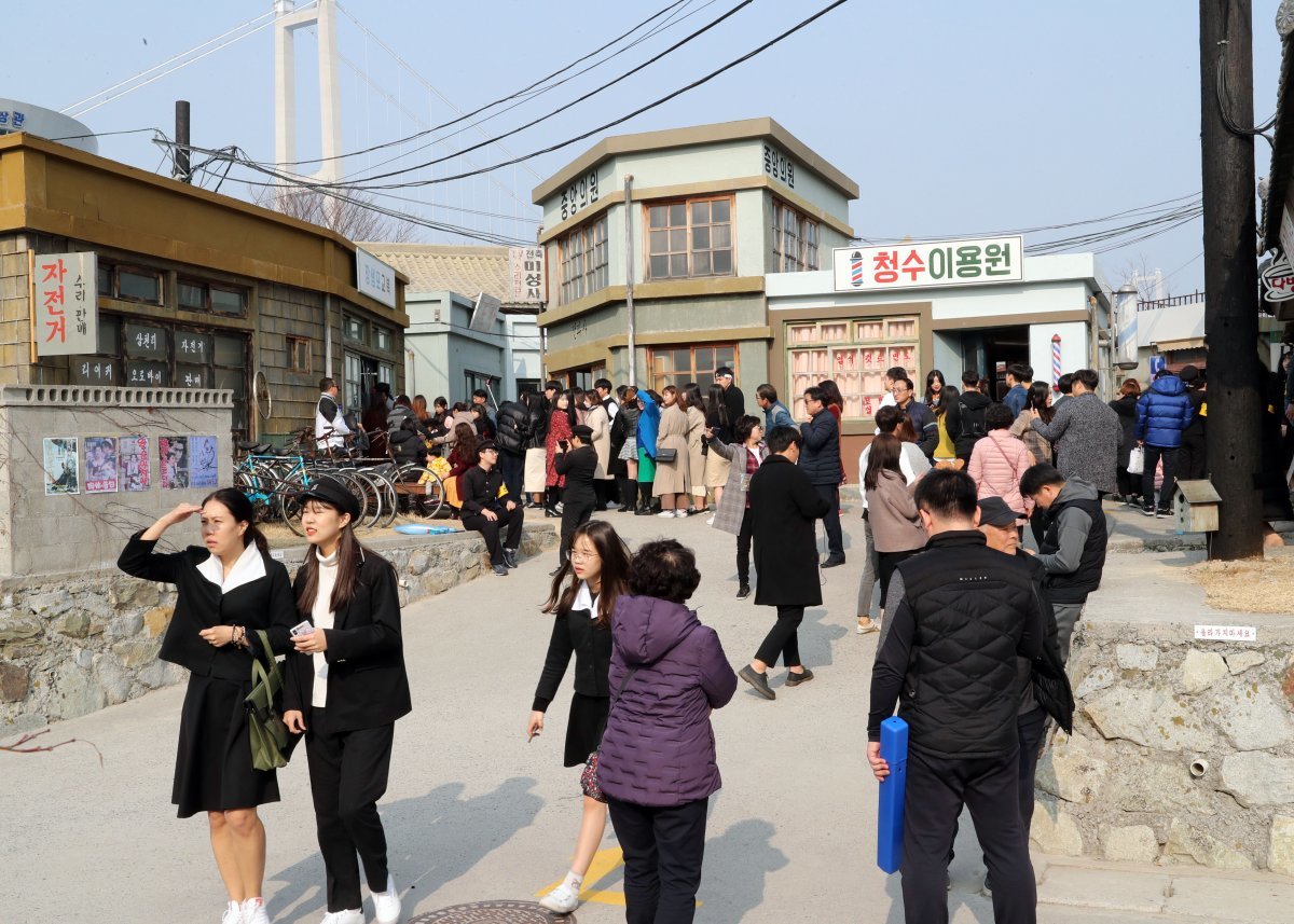 고래잡이가 성행했던 1970년대 장생포 마을을 재현한 울산 고래문화특구 내 고래문화마을에 많은 관광객이 몰려 구경하고 있다. 울산 남구청 제공