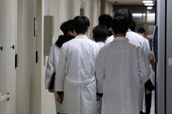 15일 강원도 춘천시 한림대학교 의과대학에서 학생들이 발걸음을 옮기고 있다. 2024.2.15/뉴스1 ⓒ News1 이승배 기자