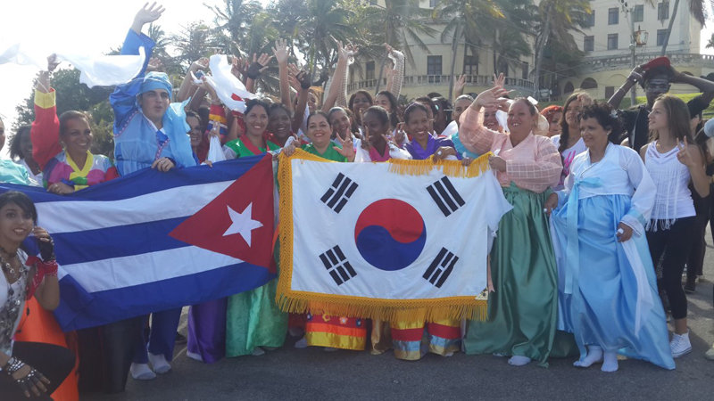 2016년 쿠바에 만들어진 BTS 팬클럽 회원들이 대한민국 국기와 쿠바 국기를 각각 펼쳐 보이고 있다. 사단법인 한쿠바교류협회 제공