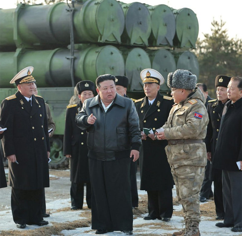 김정은 북한 국무위원장이 14일 오전 신형 지대함미사일 ‘바다수리-6형’검수사격 시험을 지도하고 있다. 신형 지대함미사일은 기존  ‘금성-3호’를 개량한 것으로 추정된다. 노동신문 뉴스1