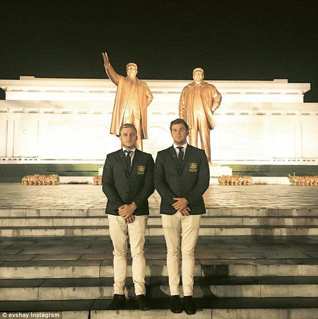 2016년 10월  북한 평양에서 열린 아마추어 골프대회에 출전한 호주 폴로 선수 모건 루이그(오른쪽)와 에번 셰이가  2016년 만수대 김일성 김정일 동상 앞에서 기념 촬영을 하고 있다. 사진 출처 모건 루이그 인스타그램