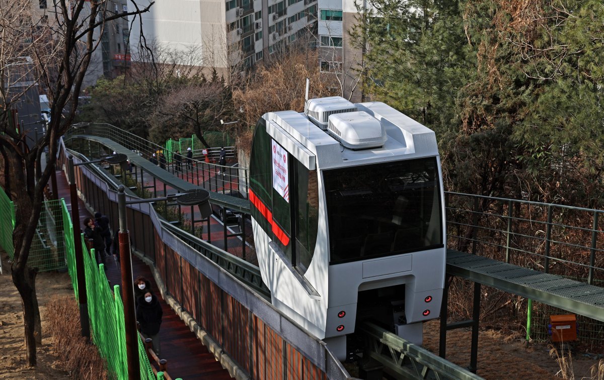 15일 오후 서울 중구 대현산배수지공원 모노레일이 개통 운행되고 있다. 뉴시스