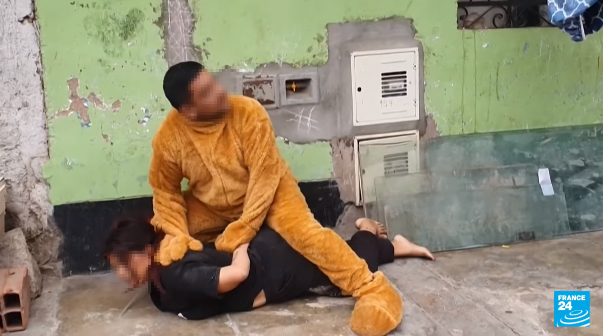 인형탈을 쓴 경찰이 용의자를 체포하는 모습. FRANCE 24 유튜브 갈무리
