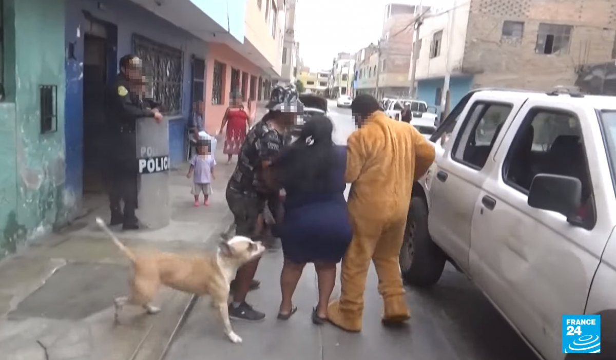 페루 경찰에 의해 연행되는 마약 밀매 용의자. FRANCE 24 유튜브 갈무리