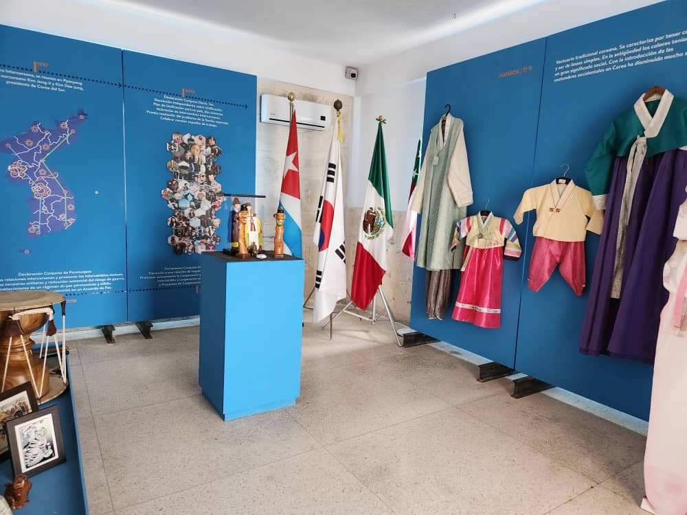 쿠바 한국문화센터에 전시된  한복과 전통 악기 . 한글학교 제공