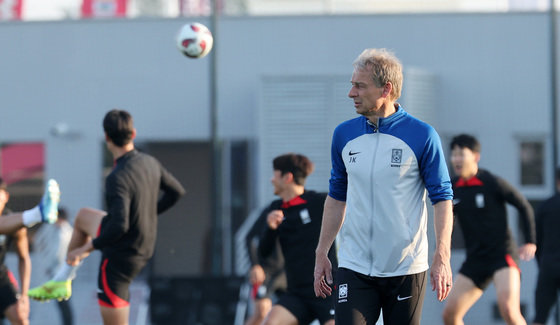 2023 아시아축구연맹(AFC) 카타르 아시안컵 호주와의 8강전을 앞둔 대한민국 축구대표팀 위르겐 클린스만 감독이 1일(현지시간) 카타르 도하 알 에글라 트레이닝 센터에서 선수들의 훈련 모습을 지켜보고 있다. 2024.2.1. 뉴스1