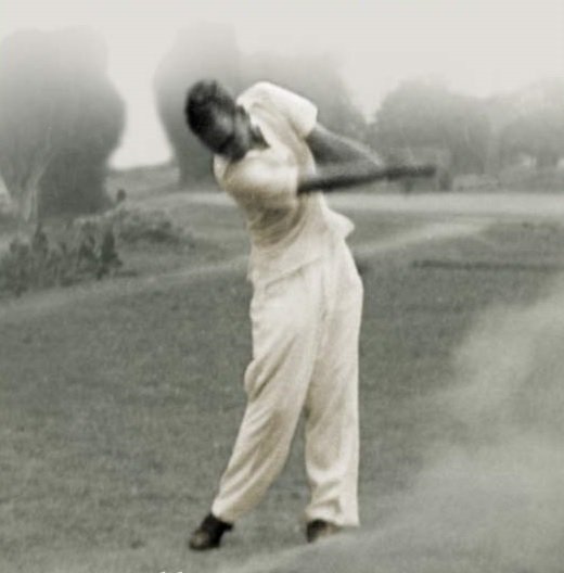 ‘아버지의 마지막 골프 레슨’ 저자의 아버지가 골프를 치는 사진. 저자는 “아버지가 골프를 치는 사진을 발견한 뒤 상상 속에서 아버지와 골프를 치며 아버지에 대한 원망을 털어냈다”고 말한다. 북스톤 제공