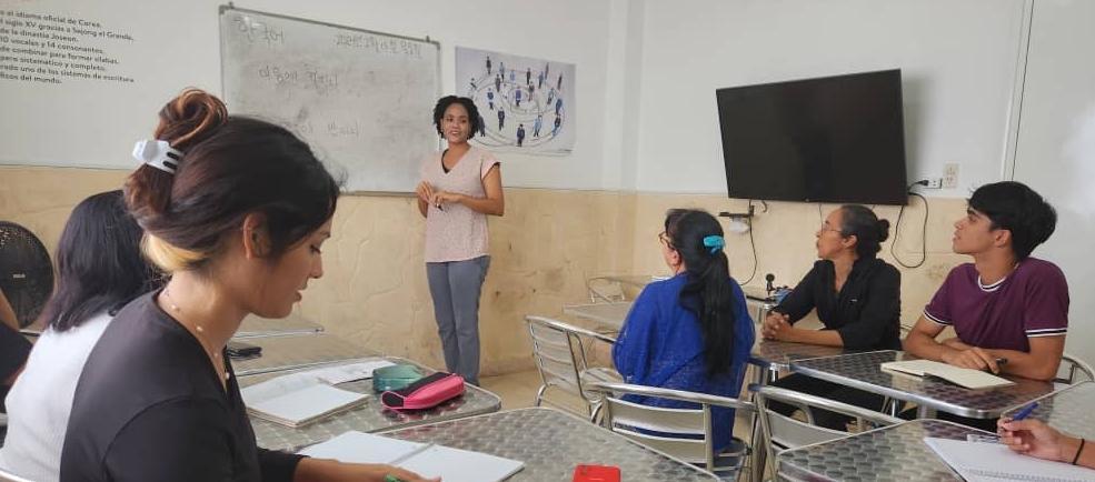 15일(현지 시간) 쿠바 아바나 한글학교에서 리세테 곤살레스 씨가 학생들에게 한국어를 가르치고 있다. 쿠바 아바나 한글학교 제공