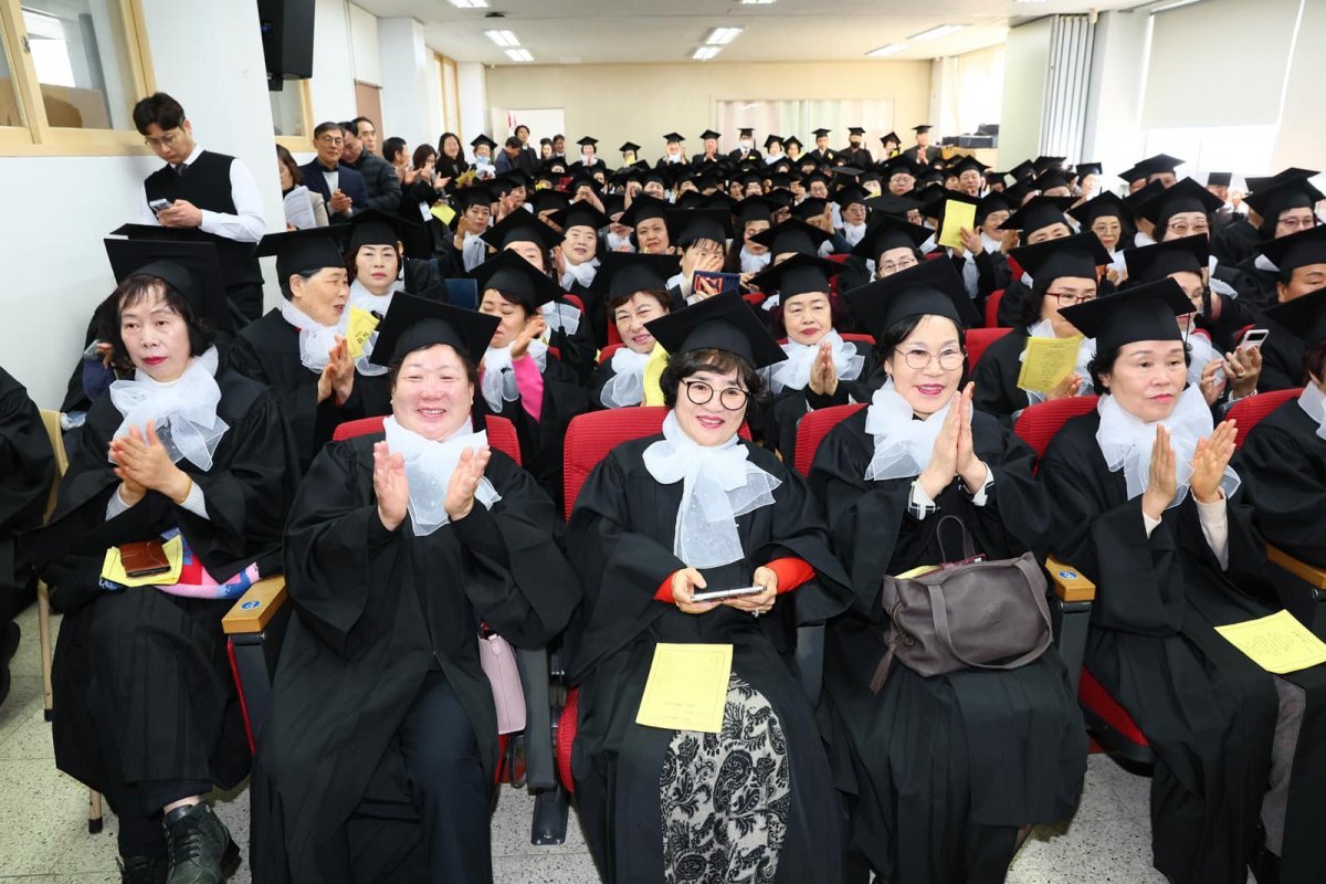 16일 서울 노원구 청암중고교에서 열린 졸업식에서 평균 나이 70세인 ‘만학도’ 졸업생들이 학사모를 쓰고 박수를 치고 있다. 
정부는 내년부터 학력 인정 평생교육기관에 대해서도 무상 급식을 제공하겠다고 이날 밝혔다. 국무총리실 제공