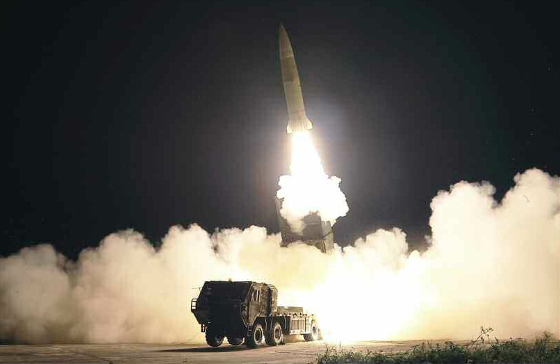 북한은 전날인 30일 밤 2발의 단거리탄도미사일(SRBM) 발사가 ‘전술핵타격훈련’이었으며 이는 한미가 진행한 연합공중훈련에 대응하기 위한 것이라고 31일 밝혔다. (평양 노동신문=뉴스1)