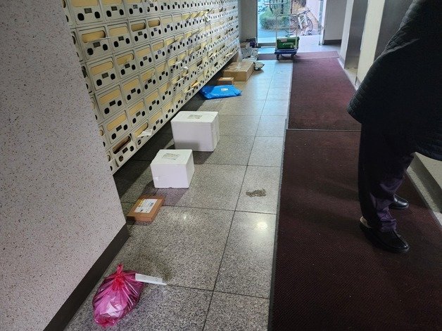 승강기 운행이 중단된 수원시의 한 아파트 1층에 택배와 배달음식이 놓여 있다. 2024.2.16/뉴스1