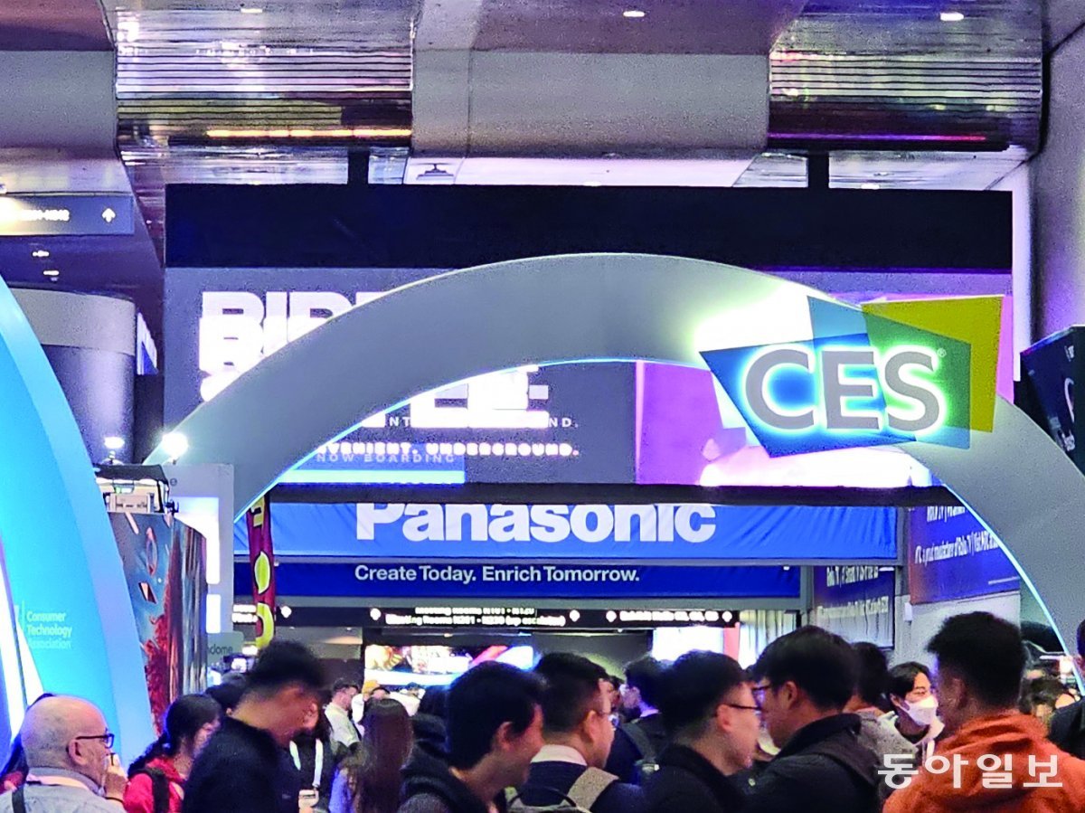 ‘CES 2024’가 열린 미국 라스베이거스컨벤션센터(LVCC) 입구. 올해는 특히 비용 절감과 생산성 향상을 추구하는 기업 수요를 구체적으로 공략한 서비스들이 AI의 발전을 타고 빠른 성장세를 보였다. 라스베이거스=김윤진 truth311@donga.com·배미정 기자