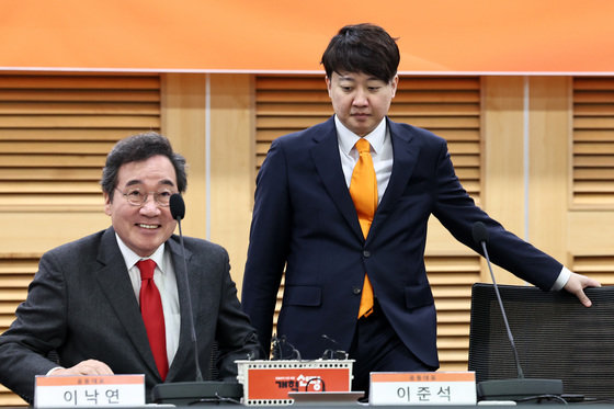 개혁신당 이낙연(왼쪽), 이준석 공동대표가 14일 오전 서울 여의도 국회의원회관에서 열린 최고위원회의에 참석하고 있다. 2024.2.14/뉴스1