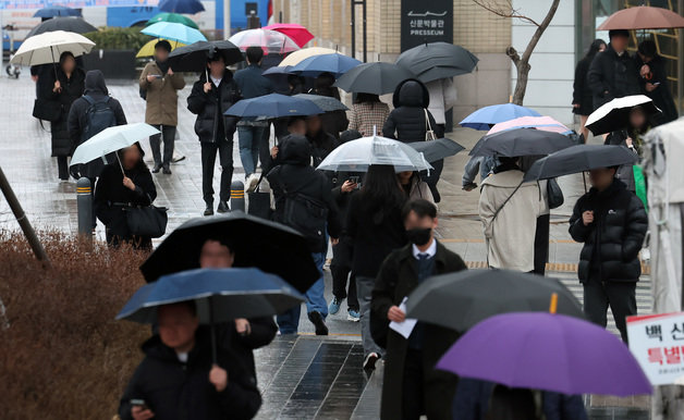 전국 대부분 지역에 비가 내리는 15일 오전 서울 종로구 세종대로에서 시민들이 우산을 쓰고 걸어가고 있다. 2024.2.15/뉴스1