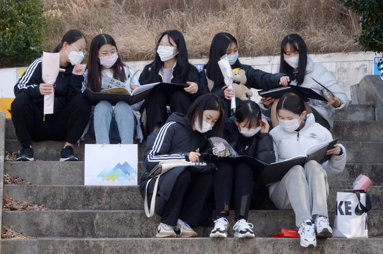 광주 남구 동아여자중학교에서 학생들이 삼삼오오 모여 졸업앨범을 보고 있다. 2022.1.4/뉴스1