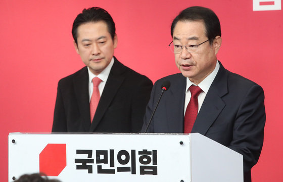 정영환 국민의힘 공천관리위원장이 18일 오전 서울 여의도 국민의힘 중앙당사에서 제10차 회의 결과를 발표하고 있다. 이날 정 위원장은 대구(12곳)·부산(18곳)·울산(6곳)·강원(8곳) 등 44개 지역구에 대한 공천 심사 결과를 발표했다. 2024.2.18/뉴스1