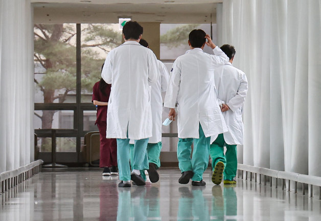 18일 서울 시내의 한 대학병원에서 의료진이 발걸음을 옮기고 있다. 2024.2.18 뉴스1