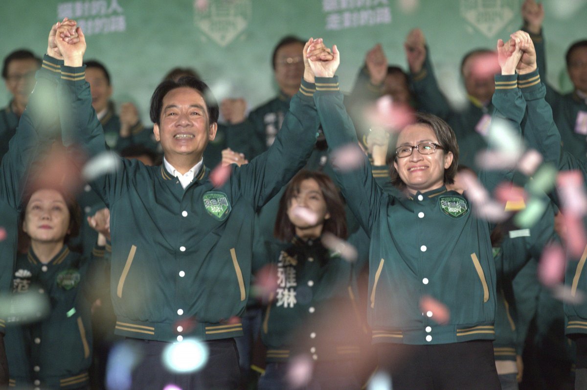 대만 총통 선거에서 승리한 민진당 라이칭더(왼쪽)와 부총통 당선자 샤오메이친. 친미, 반중 성향인 이들의 당선으로 양안전쟁 가능성이 높아지고 있다.   AP=타이베이