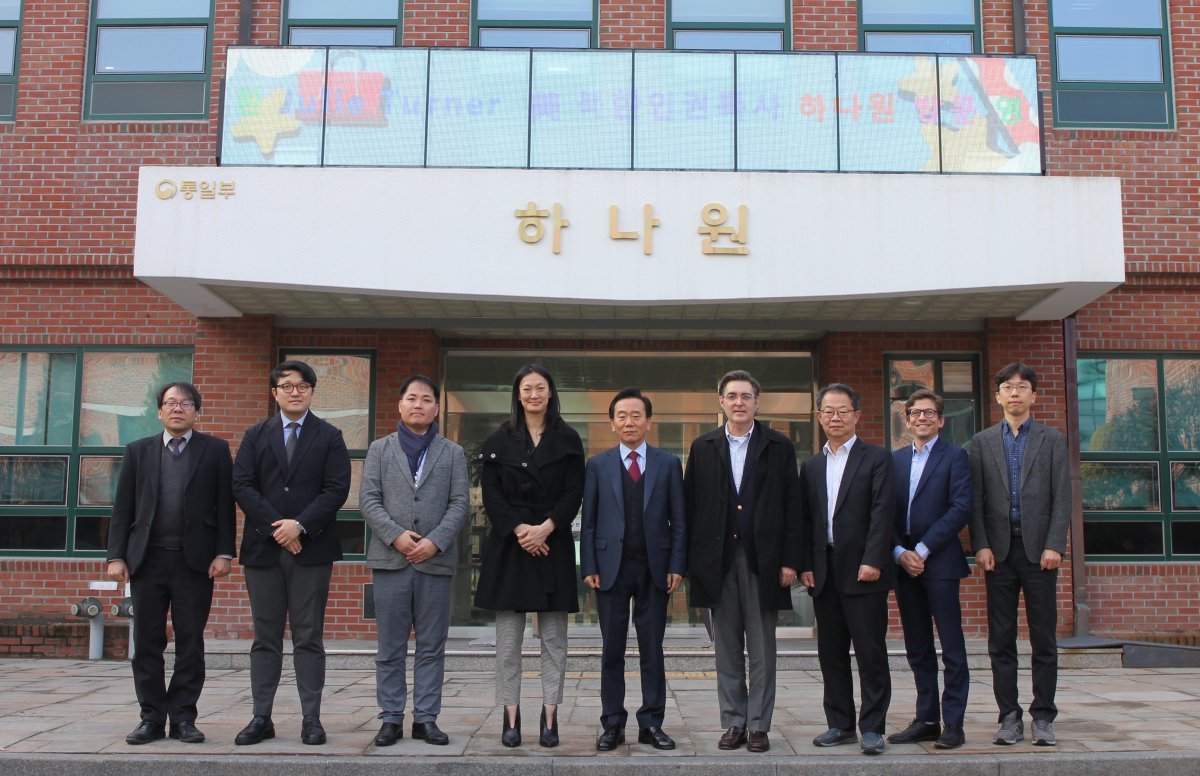 줄리 터너 미 국무부 북한인권특사(왼쪽에서 네 번째)가 16일 경기 안성시 삼죽면 통일부 소속 기관인 
북한이탈주민정착지원사무소(하나원)를 방문한 뒤 기념촬영을 하고 있다. 터너 특사는 이날 탈북민 교육생과 점심을 함께 하며 
“미국에서 공부할 기회가 있기를 바란다”고 격려했다. 통일부 제공