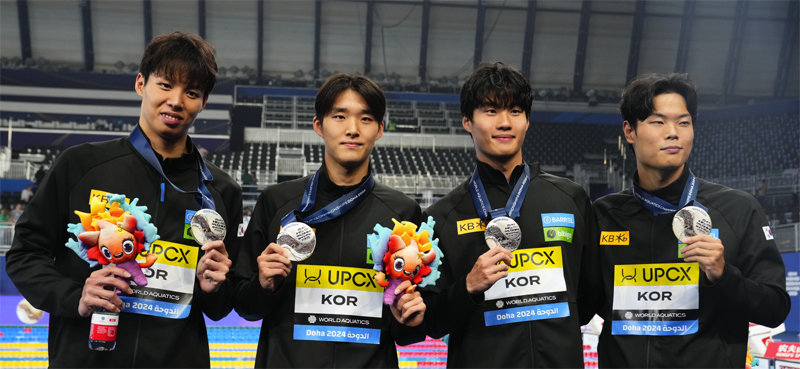한국의 양재훈, 김우민, 황선우, 이호준(왼쪽부터)이 17일 카타르 도하에서 열린 2024 세계수영선수권대회 남자 계영 800m 결선에서 은메달을 획득한 뒤 메달 세리머니를 하고 있다. 도하=AP 뉴시스